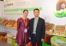 Mr Qi Feng, founder of Qifeng Fruit, with Anouk from Freshplaza China.