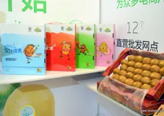 Kiwifruit gift packaging aimed to appeal to all members of a Chinese family. One order comes with all four boxes.