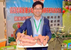 Huo Li Wan grows sweet potatoes. On the photo is Yi Feng.