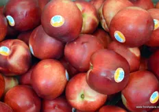 Some of the first Australian nectarines in China, by Zest.