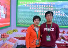 Lin Sen and Yin Xuemei, from Rong Cheng Apples.