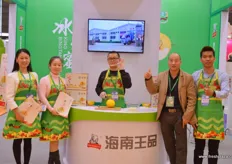 Kingo grows hami melons on Hainan. On the photo is Dapeng Deng, General Manager (second from right).