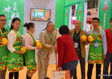 The team of Kingo welcomes Yu Hui Yong, founder and CEO of Pagoda, a prominent Chinese fruit retail chain store.