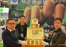 Holyland Organic Agriculture speciales in kiwifruit. On the photo are Hong Gang, Luo Jun and Wu Gongfu.