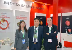 Dutch Aweta partners with Beijing Fruitong Science and Technology in China. On the photo are Iris Zhai, Marketing Director at Fruitong, Yongchun Chen, President of Fruitong, and Christian Lotti of Aweta.