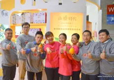The team of Shan Deng Shi Dai, a grower and marketeer of citrus fruits. In the middle Yang Peng, Director of Marketing.