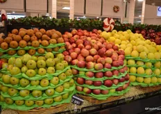 Display of pears and apples.