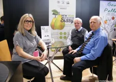 At the Farm Hellas (Greece) stand: Sofia Kempapidou with Vasilios Kempapidis and Prof. Miltiadis Vasilakakis. Sissy pears, a new pear variety will be soon out of the Italian market.