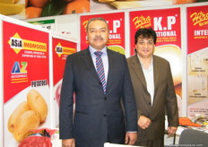 Chairman Khalid Qureshi (l) of Roshan Group with CEO Jamshaid Bashir Bhatti (r) of KP International - Pakistan.