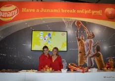 Davine Coolwijk and Maud Lutterman representing Junami apples
