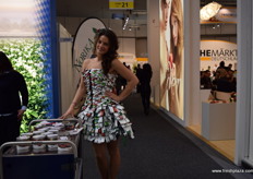 Grit Voigt from AICL going around the halls to meet customers and give them a traditional Dutch treat.