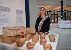 Patricia Pacak presenting the packaging from Sofrupak which was nominated for the Fruit Logistica Innovation award.