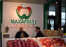 Michal Stokowski (right) from Maza Fruit, speaking with a customer at the company’s stand.