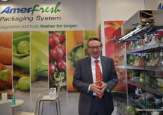 Juergen Schwald showing the packaging from Amerplast.