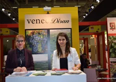 Dushanua Pejuova and Sijce Andonava from grape producer Venec.