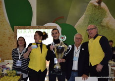 In the middle (left) Daniel Ferreira from Granfer and Jose Antonio Canha from Portugal Fresh, receiving the Health Wonder Award 2017.