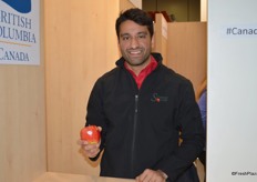 Rajiv Dasanjh with Summerland Varieties, showing the Ambrosia apple.