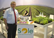 Assaf Adar from Sole shows the new selection of edible flowers, which is especially for cocktails.
