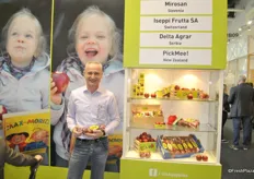 Jurgen Braun promotes ISAAQ on the background his daughter enjoying the apple