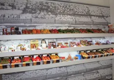 Hoogstraten presented its novelties and many different packaging possibilities in a separate room. Visitors feasted their eyes. Tomatoes can be packaged in a punnet, but can also be presented in a small bucket.