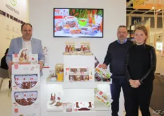 Den Berk Délice at the Veiling Hoogstraten stand. From left to right: Paul Van de Mierop, Hans Van Gool and Loes Van Der Velden. Paul is standing next to the new packaging from Miss Perfect. The small tomatoes can be easily put down and tomatoes can be taken out by consumers. At the top is the opportunity to taste them.