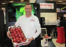 Jacco Merkens with the red-fleshed Redlove apples.