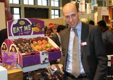 Jan-Willem Verloop showing the newest addition to Nature's Pride range: small-sized ripe avocados in four piece packs.