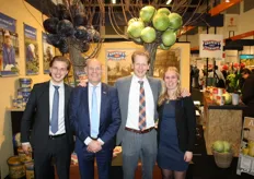 The surprising stand of Gebr. Kramer, where the sauerkraut could fall straight from the tree at any moment. Director Dirk Kramer (3rd from left) already represents the fifth generation of the family business. Here, flanked by Zeger, Gerrie and Anna Groot
