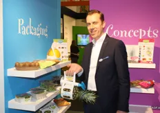 Hillfresh made use of its place at the fair to showcase concepts to inspire retailers. Stephan Schneider shows a pineapple packed with a drill