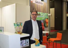 Hans Peelen, of Sarco Packaging, with the latest trend in packaging: the pouch. This packaging has fold bottom and can therefore, when filled, stand upright on the shelves of the supermarket. Thanks to a handle at the top of the package, the customer can easily carry it. Manter developed the Pouchfiller for the filling of these bags
