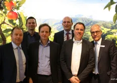 PLUS is getting Bio Sud Tyrol apples from supplier Van der Lem. Marcel van der Lem and Mike Tesselaar (Van der Lem) and category manager Martin Pietersma, of PLUS, posing with Werner Castiglioni, of Bio Sud Tyrol (2nd from left) and CEO Gerhard Dichgans, of VOG. Soon more about this collaboration