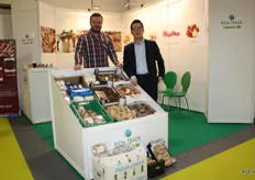 Gerri Li (right), of Rida Trade. The company from Poeldijk supplies a wide range of Chinese products, including ginger, sweet potatoes, garlic, mushrooms, chestnuts, nashi pears and eddoes