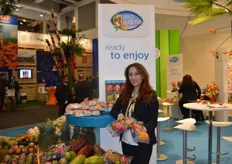 Liana Aroutiounian from Roveg Fruit. New is the exotics mix under brandname Puro Gusto. Composition in consultation with the customer. Standard packets are: miniature pineapple, passionfruit and pitaya or kiwano, salac, papaya and passionfruit.