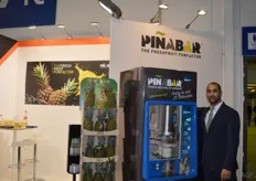 Michel van der Keeken from Dutch Food Technology showed the pineapple peeling and cutting machine Pinabar. Pinabar produces a cilinder-shaped and a rod-shaped pineapple.