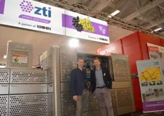 ZTI Smart Machines: Machiel Koning and Hans Keyzer. Last year, the prototype of the mango processing line was at the fair, and this year, the final version was on display. This machine was tested extensively by Vezet.