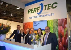 Ivo Hendriks, Lenny, Nellie and Bas Groeneweg, Isabel Verhulst and Paul van der Loo from Perfotec. The perforation in the film from Perfotec is adjusted to the 'breath' of the product. Size and temperature of the product throughout the supply chain are taken into account.