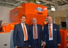 Frank Niels, Nico van den Hazelkamp and Marco Vijverberg from Van Wamel BV. This company supplies sorting machines under brand name Perfect. They pose in front of the Uni- Grader, an electronic optical sorter.