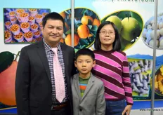 David Huang is the general manager of Xiamen Dooyi, a pomelo producer and importer of tropical fruit. He is together with his wife and son.