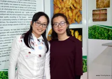 Sally Lin (to the right) is the export manager of Anqiu Yihai Food.