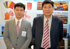 Ningbo Yongfeng Packaging is a specialist in net packing solutions. On the photo are Shi Yong Feng (left and Chairman of the Board) and Allen Shi.