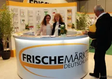 Birgit Möser of the Märkte Stuttgart GmbH and Lena Cuenca Serrano welcome the guests at the booth.