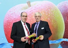 Frank Döscher, CEO of the Elbe-Fruit, proudly presents the Rock-it snacking apple together with Mr. zum Felde.