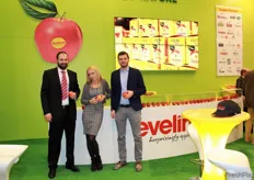 The Evelina apple looks back on a ten-year success story in Germany. At the Evelina GmbH booth, Christoph Kaneppele, Birgit Frei and Bernd Oberhofen proudly present their product.