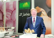 The Central German Onion Contour celebrates its 20th anniversary in 2017. Managing Director Poul Sonnichsen proudly presents his 'golden' onions.