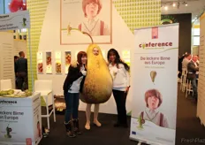 The marketing of the conference pear will now also be actively launched in Germany. Wonderful tasting is offered by Maria Otto, 'Pear' Markus and Mirella Zörner.