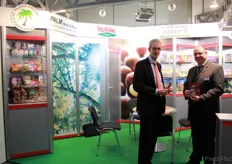 Joachim Alkewitz and Bernd Hofmeister from Palm Nuts & More proudly present their products.