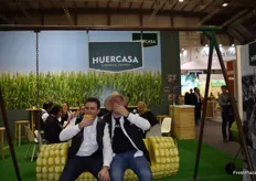 Carlos Olmos and his colleague at the Huercasa stand, eating cooked sweetcorn to start the day with energy
