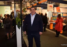 Miguel Pérez, salesman of the Valencian company Mirofresh, visiting FreshPlaza's stand.