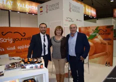 José Peiró, with his colleagues at the stand of Frutas Escrig.