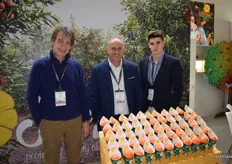 Miguel Matamoros, manager of Alcanar Verd Cítrics i Vivers, with his team, promoting the protected clementine variety Sando.